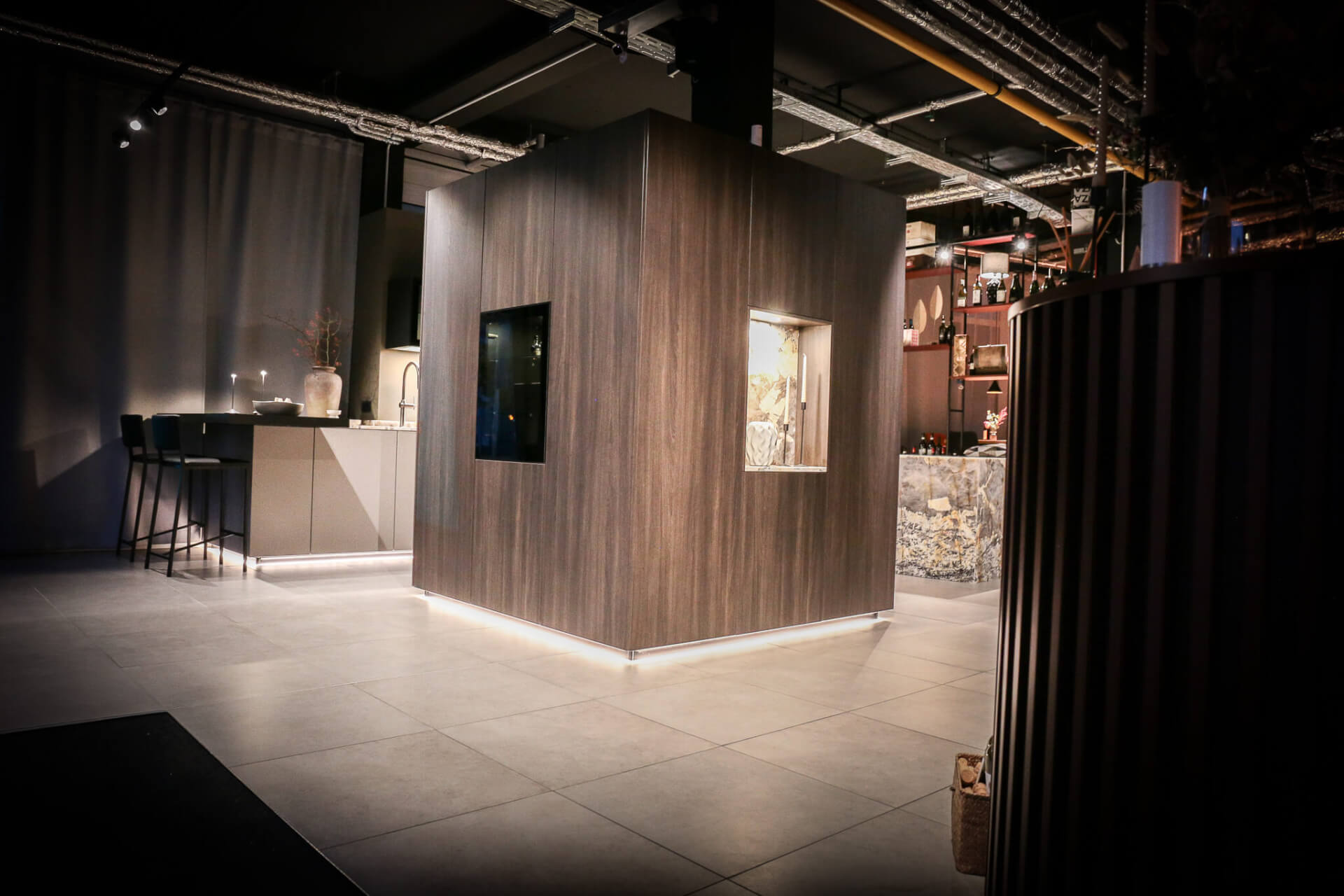 CUVINI Küchenstudio Schwabach Zeile mit Insel Design