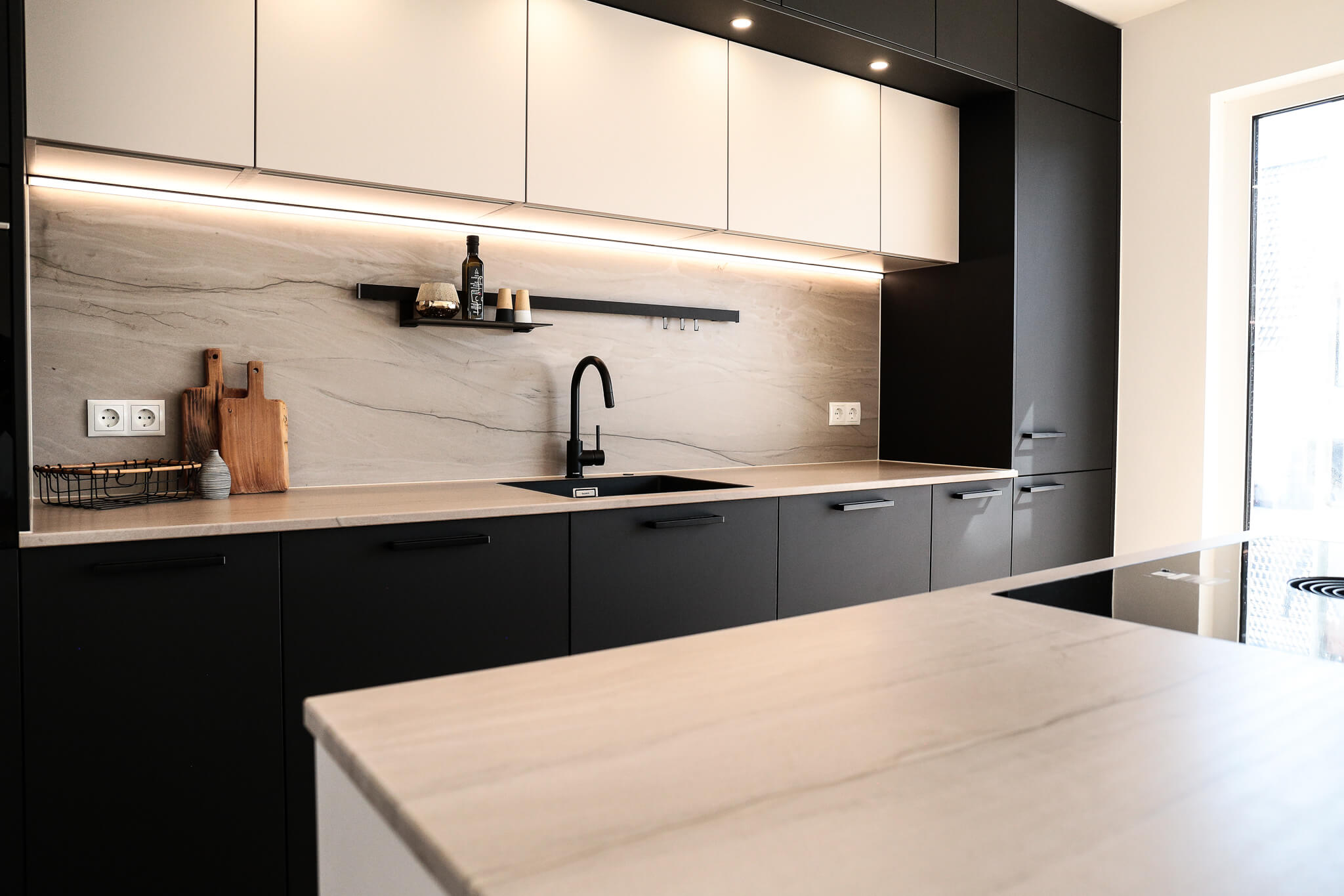 CUVINI Küchenstudio Schwabach Zeile mit Insel Design